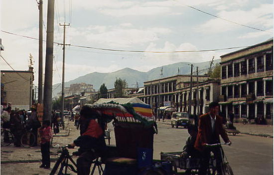 eine Strasse in Lhasa