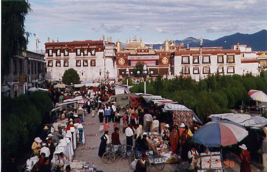 Barkhor Place mit Jokhang Temple