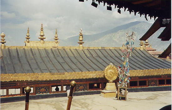 das Rad des Schicksals auf dem Dach des Jokhang Tempels