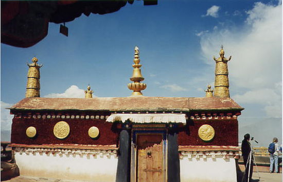 Aufbau auf dem Dach des Jokhang Tempels