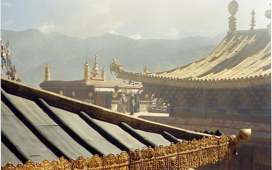 auf dem Dach des Jokhang Tempels