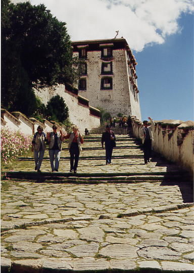 auf den Stufen des Potala
