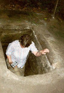 Ritva kommt aus einem der Tunnel