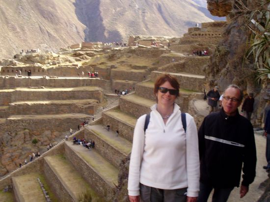 Die müden Wanderer in den Ruinen von Ollantaytambo