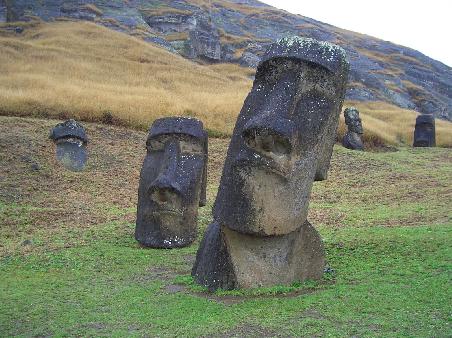 Den Moais direkt in die Augen sehen kann man am Rano Raraku - der Werkstatt zur Erstellung der Figuren