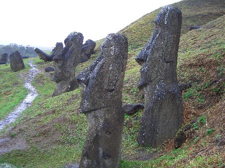 Moais am Rano Raraku