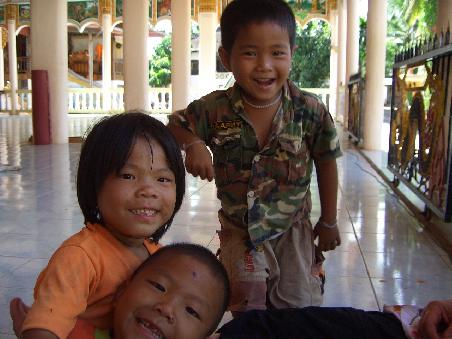 Laotische Kinder, die sich freuen von uns fotografiert zu werden