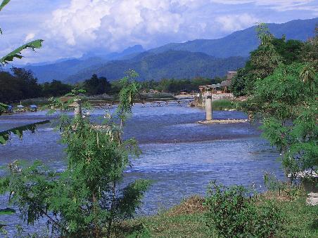 Der Fluß Nam Xong, an dem Vang Vieng liegt