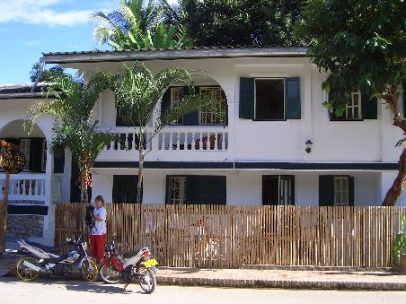Ritva vor dem Sayo Guest House