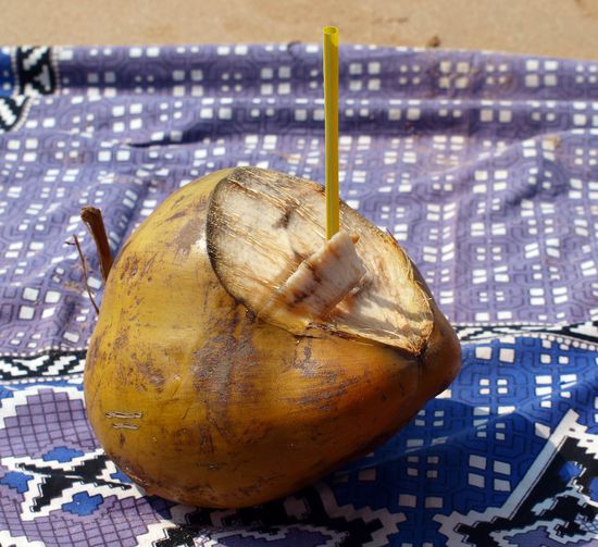 Statt Bier gibts mal Kokossaft und die Nuss kommt frisch von der Palme