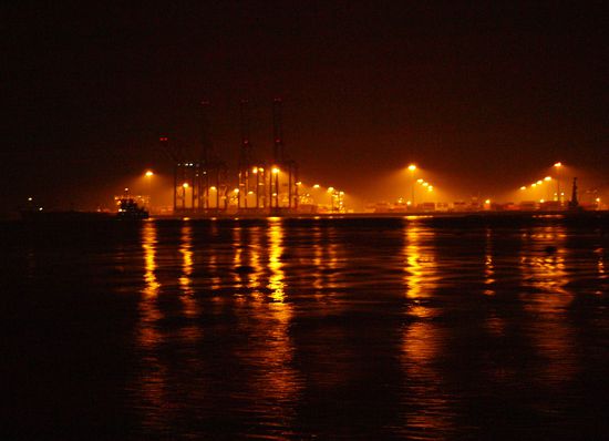 Blick von der Fähre aud den Cointainerhafen