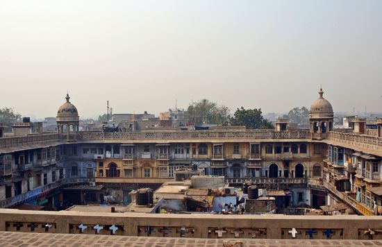 Delhis Gewürzgroßmarkt von oben - in jedem dieser kleinen Eingänge und drum herum wird Ver- und Gekauft was das Zeug hält