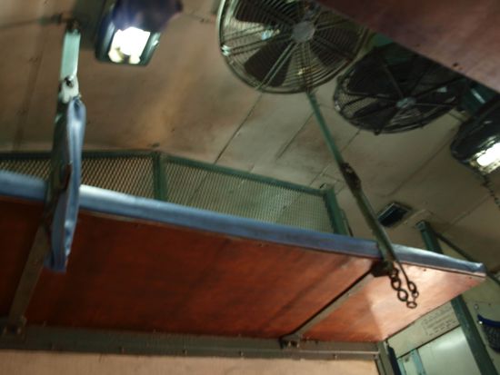 Die oberste Liege kann immer genutzt werden. Abends wird von der unteren dann die Rückenlehne hochgeklappt, so dass dann 3 Liegen je übereinander sind.