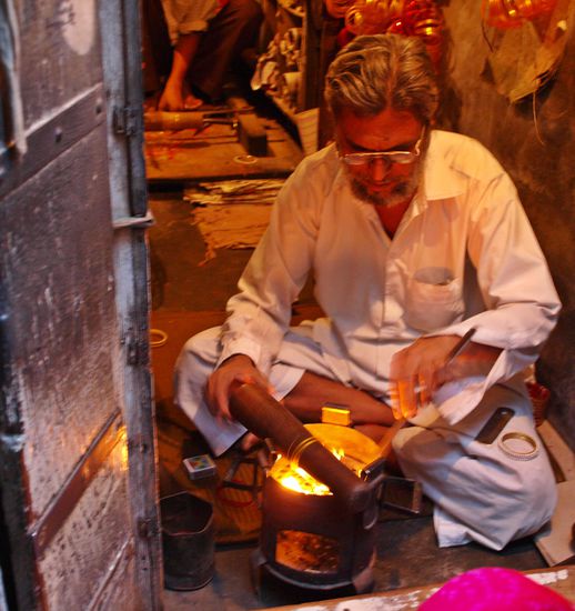 Hier werden Armreifen hergestellt, natürlich alles von Hand