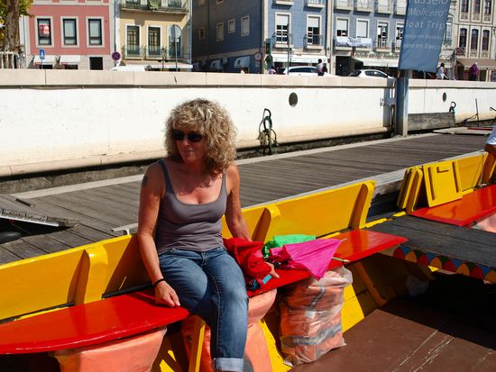 Auf dem kleinen Boot durch die Kanäle