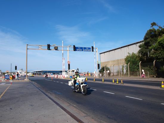 "Winston Churchill Avenue" - Gibraltars Hauptstraße - Wenn ein Flugzeug kommt werden die Ampeln rot und die Straße gesperrt