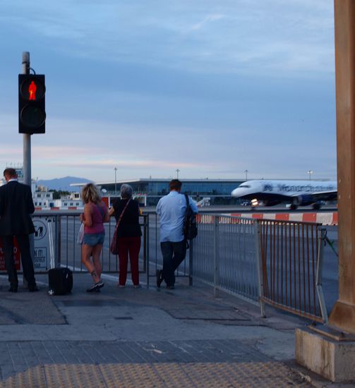 Straße gesperrt, damit das Flugzeug starten kann