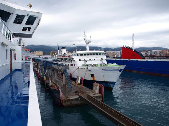 Bei strömendem Regen verlasssen wir Spanien