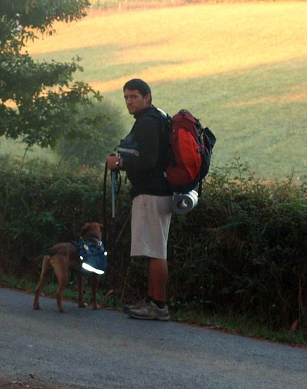 Der arme Hund musste auch mitlaufen und sogar sein Gepäck selber tragen