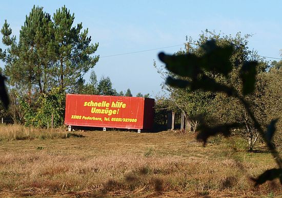Am Waldrand auf einem Feld - Werbung für Paderborner Umzugsservice