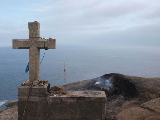 Feuerstelle, unten der Atlantik
