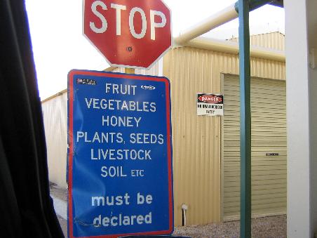 Die Grenze zu Western Australia ist erricht
und ja... Es wird tatsaechlich straeng kontrolliert, dass man ja nichts von der einen Ecke Australiens in die andere Ecke Australiens schleppen koennte...