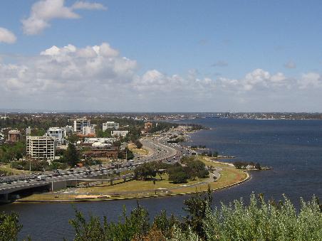... und es gibt noch wesentlich schoenere Ausblicke auf Perth vom Kings Park aus...