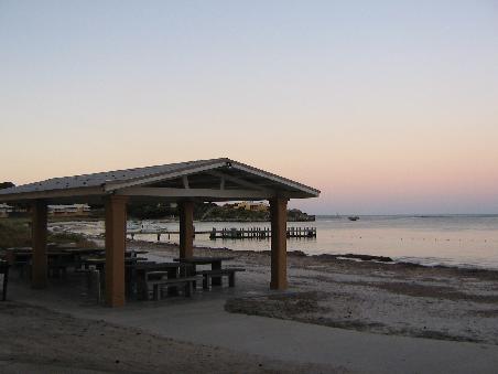 Mein abendlicher Gang zum Strand. Ich tu' mir ja selbst schon ein wenig leid, dass ich ganze 2 Minuten von meinem Zimmer aus dort hinlaufen muss