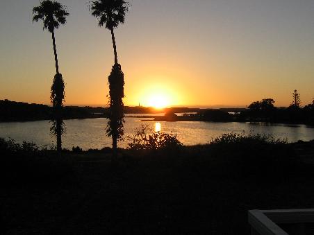 Und das ist der See bei Sonnenuntergang. Aber das Bild soll euch nicht taeuschen: auch wenn es sehr warm aussieht, wird es momentan noch gegen 05:00 verdammt kalt... Ist eben noch nicht Sommer