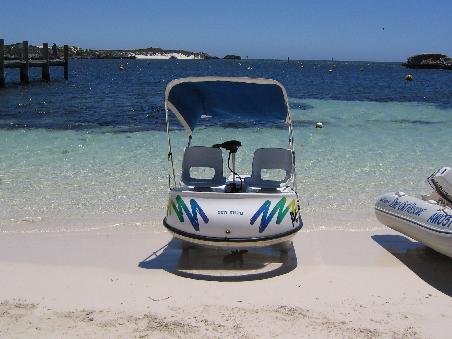 Und das ist dann unser Glasboot gewesen, dass vielleicht mit Rueckenwind 3 km/h faehrt