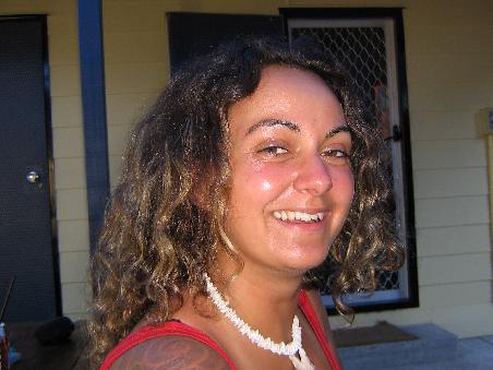 Nicole ohne Tischtennisschlaeger