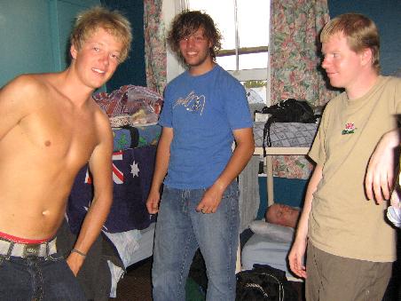 ca. eine Woche in Melbourne haben wir gluecklicher Weise ein Dorm alle zusammen sowie Rabatt bekommen. Hostel und Adelaide waren zwar nicht gerade berauschend, aber wir sind da ja bald weg gekommen!