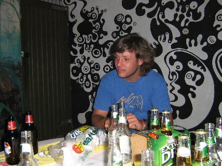 Also... ich weiss nicht... sieht ja irgendwie so aus, als wenn wir immer trinken wuerden, aber eigentlich ist es ja wirklich gar nicht so...