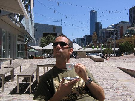 Endlich in Melbourne verbringe ich die Tage eigentlich so, wenn ich nicht gerade auf Jobsuche bin.
Mike beim Espresso trinken auf Englische Art