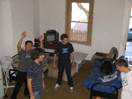 So sieht es in der WG von Eddie aus, wenn alle Mann Hackysack spielen
