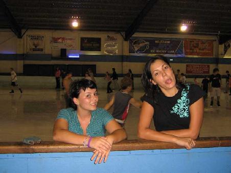 Jelena and Tia waehrend einer Pause beim Eislaufen