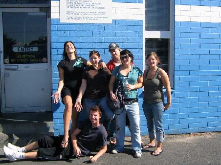 Unsere kleine Familie vor der Eislaufhalle (Tia, ich, Pontus, Jelena, Elen und Andreas (auf dem Boden))