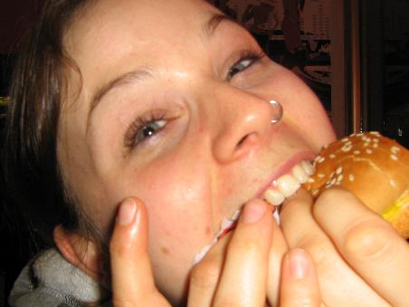 ... man versucht dann auch schon mal, nen ganzen Burger in den Mund zu bekommen...