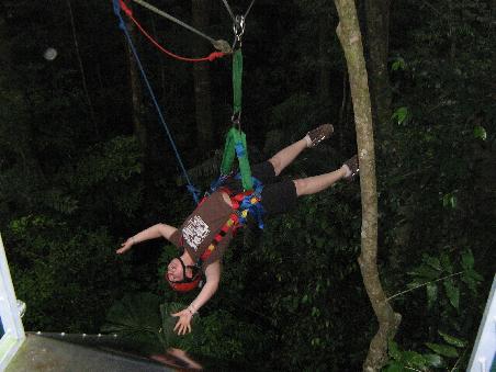 Jungle Surfing! Letzte Pruefung bestand darin, ueber Kopf zum naechsten Baum zu duesen... Sehr genial!