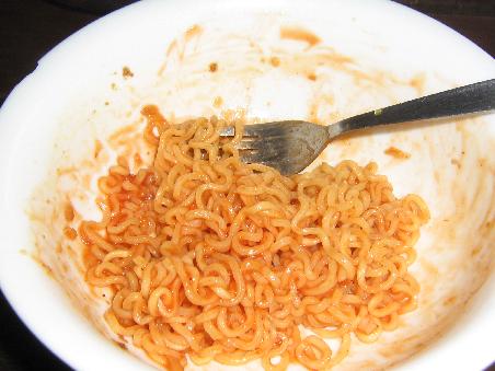 Ja... ich wollte euch mal mein fast taegliches Essen vorstellen: chinesische Billignudeln mit geklautem Ketchup - billig und nicht zu schlecht