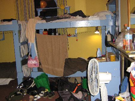 Unser aufgeraeumtes Zimmer (oben ist mein Bett)