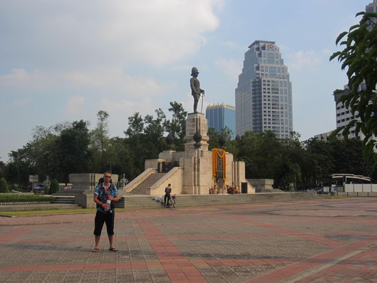 Statue vor den Toren des Lumpini Parks