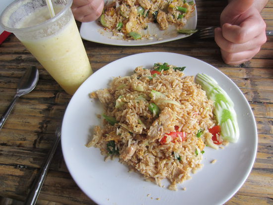 Grandioses Essen von unserer "Uschi" - Frischer Fruchtshake und Reispfanne für ca. 2 € 