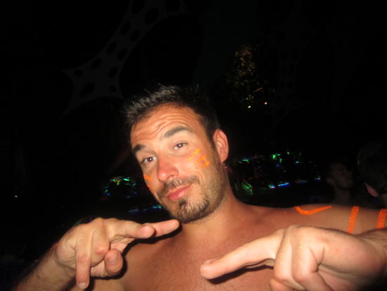 Den Adam haben wir auch wiedergetroffen. Er hatte leider nur alle Sachen verloren...außer seine Badehose. Grüße nach Berlin, Peace