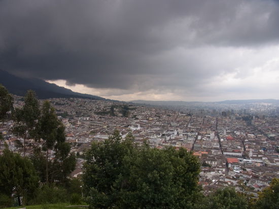 Mystischer Blick auf Quito vom "Brotberg" aus