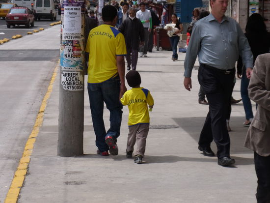 Papa und Sohn als "Fans verkleidet"