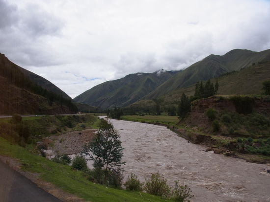 Blick aus dem Busfenster entlang des Urubamba (der Fluß heißt hier aber noch anders)