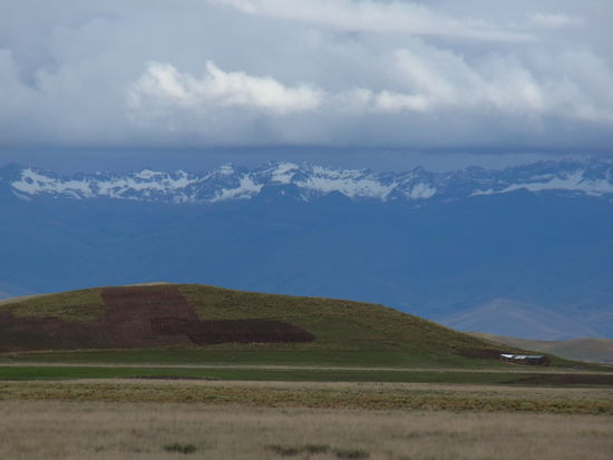 Ankunft auf dem Altiplano mit Gletscherbergen im Hintergrund