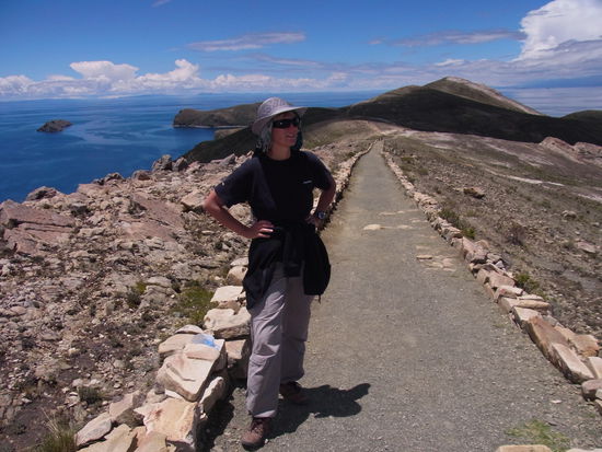 wunderschöner Spazierweg auf der "Isla del Sol" trotz vieler Kontroll- und Mautstellen