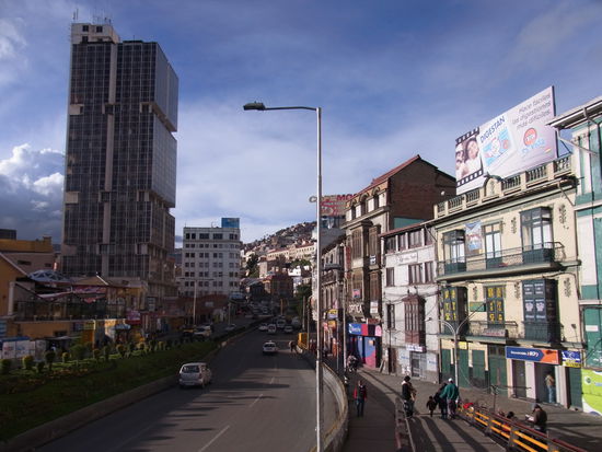 Hauptverkehrsstrasse in La Paz mit ausnahmsweise wenigen Autos